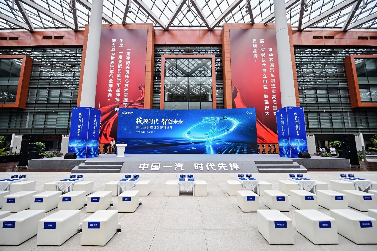 1753760519459491.jpg 红旗.jpg